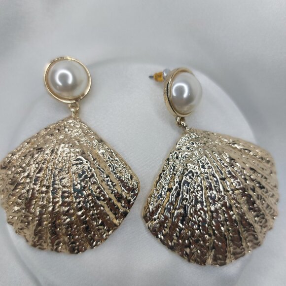 Shiny Gold Tone Shell Earrings Faux Pearl Post - Picture 7 of 8